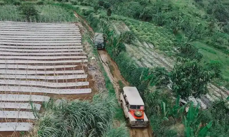 Kendaraan offroad melintasi jalur tanah dan area perkebunan sebagai aktivitas adventure gathering di Villa Bukit Pancawati, Bogor.