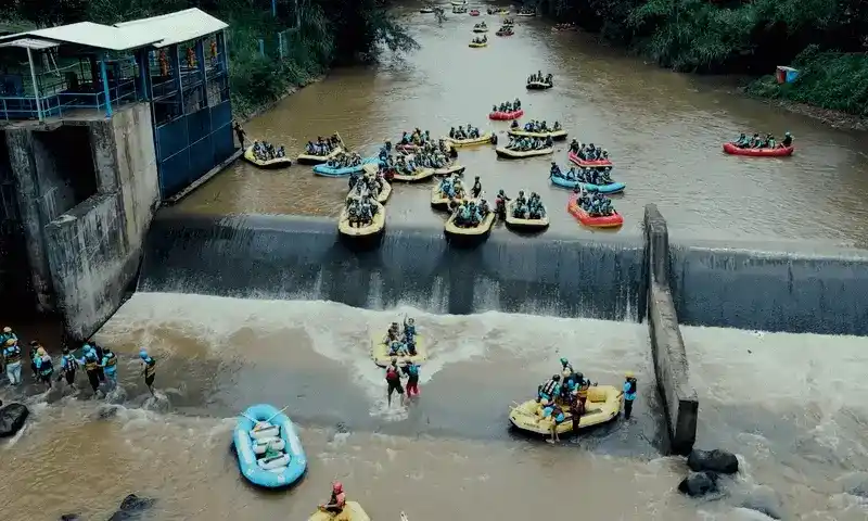 Peserta rafting menuruni aliran sungai sebagai bagian dari paket gathering plus adventure di Villa Bukit Pancawati kawasan Bogor.