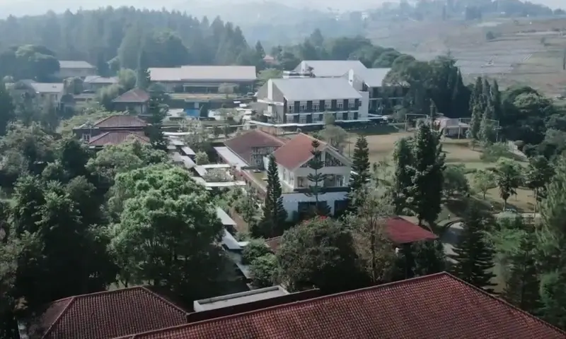 Pemandangan udara Villa Bukit Pancawati dengan bangunan resort, area hijau, dan suasana pegunungan yang cocok untuk gathering di Bogor.