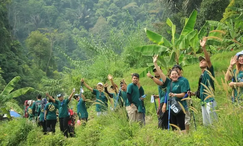 Gathering Perusahaan Plus Trekking di Bogor