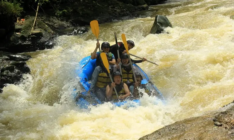 Gathering Perusahaan plus Rafting di Bogor