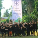 Dokumentasi acara BoundEx Indonesia: Grup korporat Herros Supindo saat kegiatan family gathering di Bogor. Peserta tampak antusias dengan latar belakang pohon rindang.