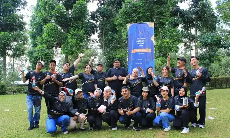 Peserta gathering perusahaan Valiram Indonesia berpose ceria di lapangan hijau Pancawati Bogor pada program gathering 2026.