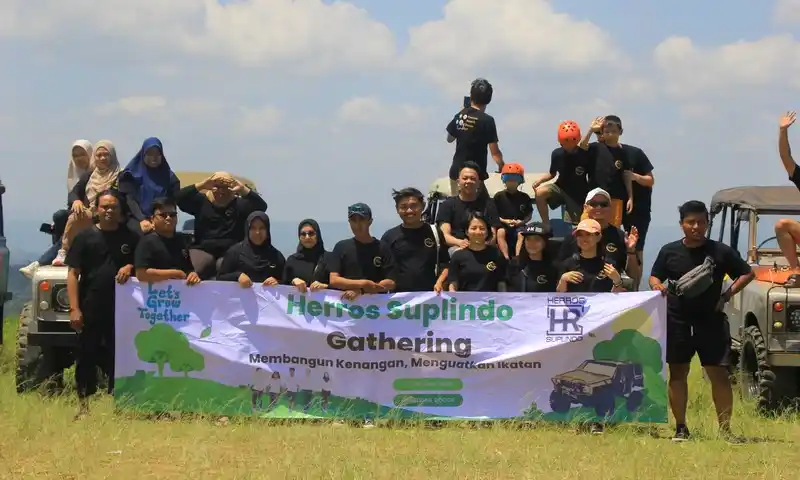 Momen seru kegiatan corporate outing dan family gathering di Bogor bersama EO BoundEx. Menampilkan kolaborasi tim di area outdoor dengan latar belakang petualangan offroad.
