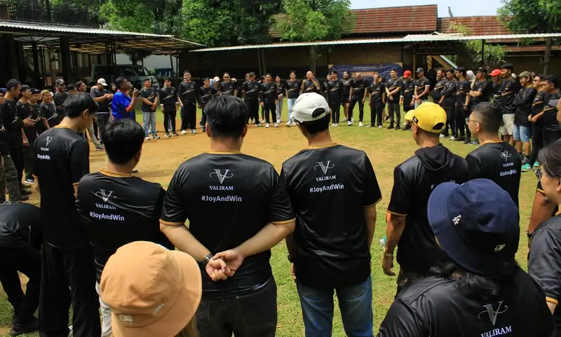 Suasana pembukaan acara gathering Valiram Indonesia dengan tema "Joy & Win" di lokasi outbound Pancawati Bogor.