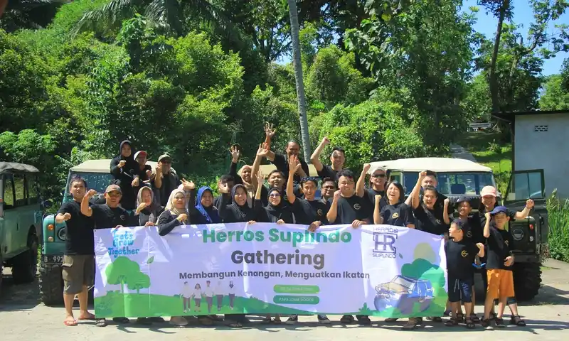 Keseruan aktivitas offroad dalam rangkaian acara family gathering di Bogor bersama BoundEx Indonesia. Foto menampilkan peserta korporat dengan latar belakang mobil jeep offroad dan pepohonan hijau.