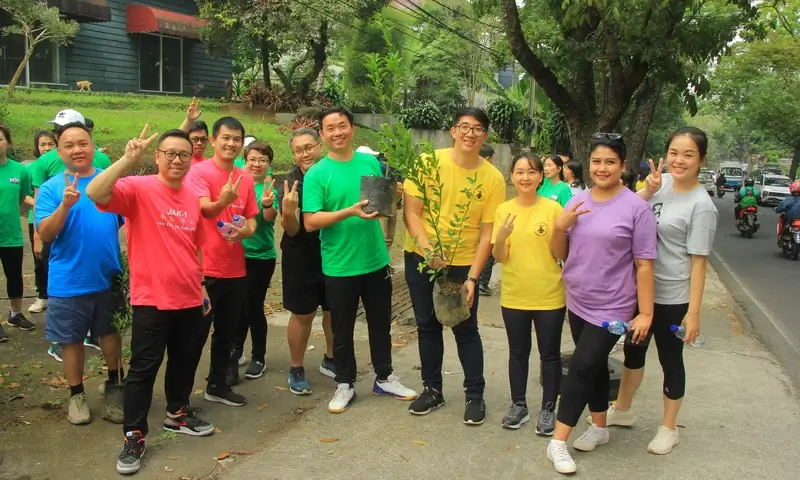 Peserta gathering di Bogor melakukan aktivitas penanaman pohon sebagai bagian dari konsep eco-friendly event 2026.