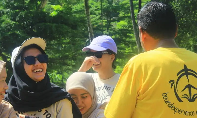 Ekspresi kebahagiaan peserta wanita saat mengikuti sesi ice breaking fun outbound di Pancawati yang dipandu oleh fasilitator profesional dari BoundEx Indonesia.