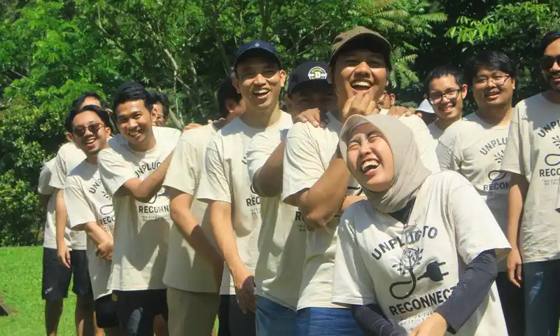 Ekspresi tawa dan kegembiraan peserta saat mengikuti sesi games kelompok dalam acara fun outbound di Pancawati yang dikelola oleh BoundEx Indonesia.