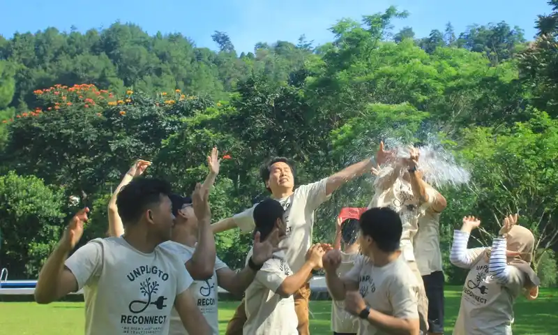 Keseruan puncak sesi water games dalam program fun outbound di Pancawati yang penuh tawa, menunjukkan antusiasme peserta korporasi di tengah alam Bogor yang asri.