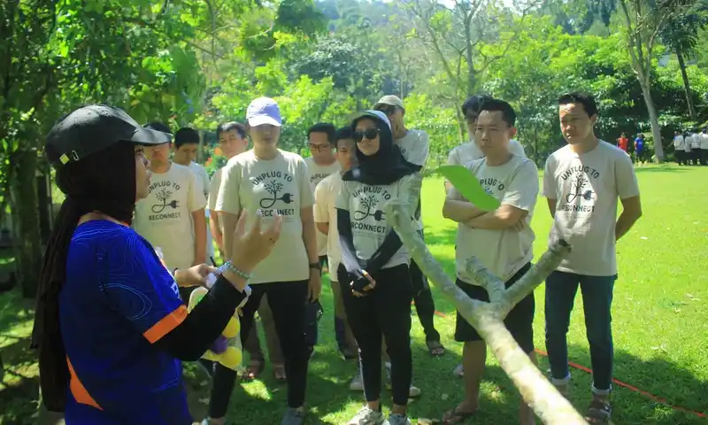 Fasilitator BoundEx Indonesia sedang memberikan pengarahan mengenai metodologi experiential learning kepada peserta outbound training di Pancawati untuk membangun kesadaran tim.