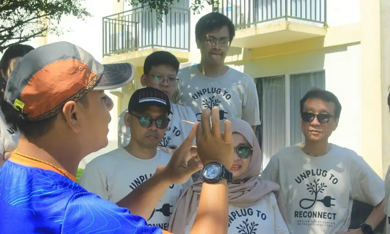 Fasilitator BoundEx Indonesia sedang memberikan pengarahan teknis mengenai simulasi fokus kepada peserta outbound training di Pancawati untuk meningkatkan kompetensi individu dalam tim.