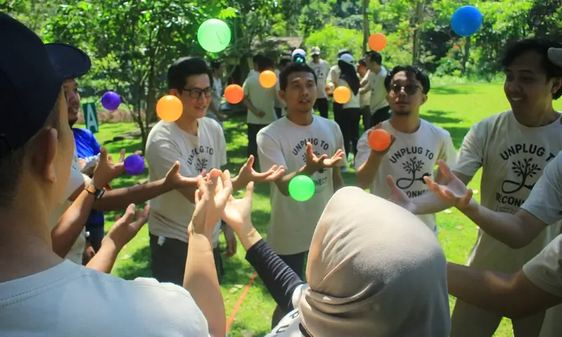 Peserta program team building di Pancawati sedang melakukan simulasi koordinasi tim menggunakan bola warna-warni untuk melatih kecepatan respon dan manajemen tugas bersama.
