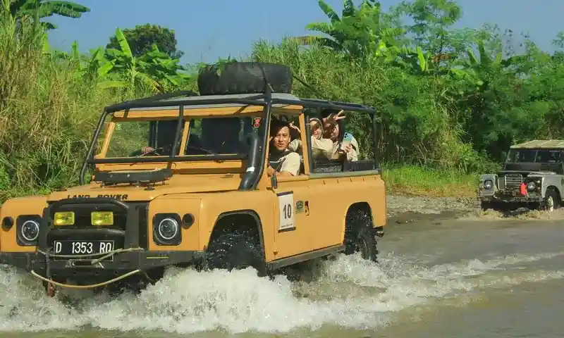 Peserta menikmati offroad Land Rover sebagai add-on adventure gathering bersama Boundex