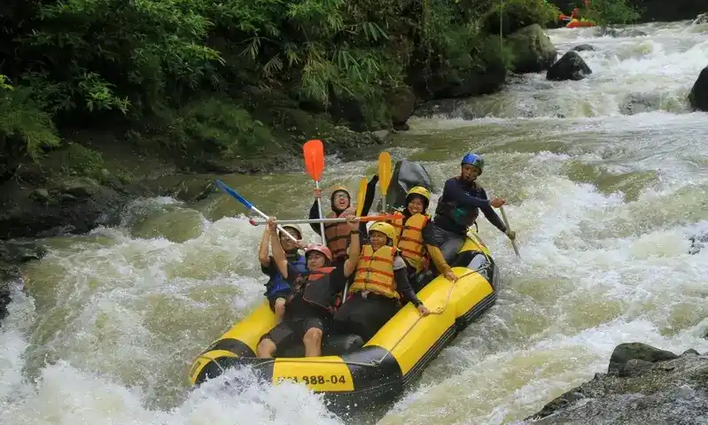 Aktivitas rafting sebagai add-on adventure untuk gathering perusahaan bersama BoundEx Indonesia