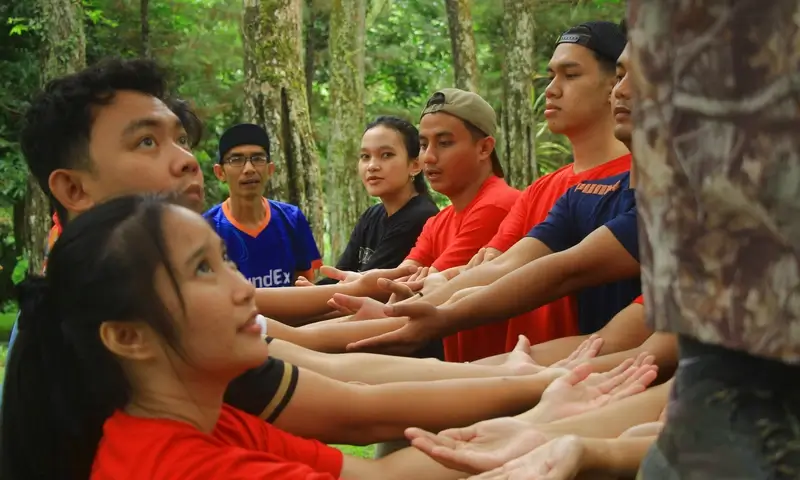 Peserta melakukan aktivitas trust fall dengan pendampingan fasilitator BoundEx dalam outbound training dan development.