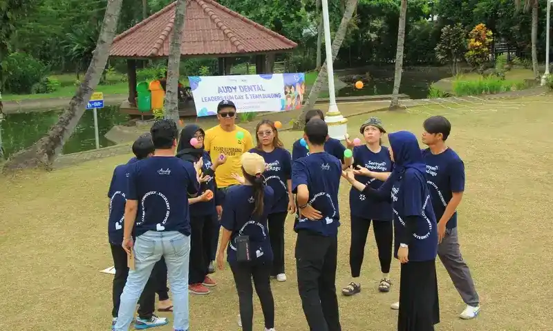 Peserta bermain empathy ball dalam gathering plus outbound di Sentul