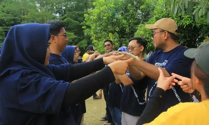 Peserta mengikuti games magic stick dalam gathering plus outbound di Sentul