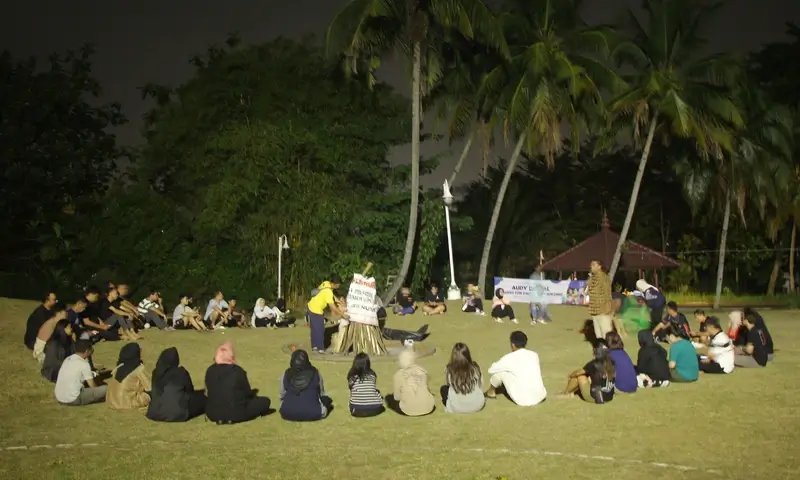 Sesi malam gathering outbound di Sentul dengan peserta duduk melingkar