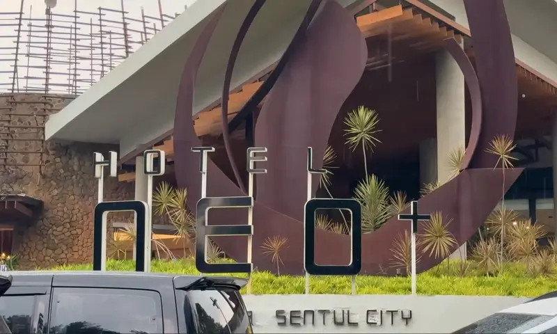 Tampak depan Hotel Neo Green Savana Sentul City sebelum rebranding menjadi Nawana by Alana