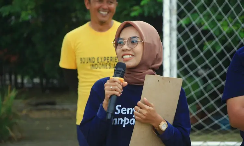 Peserta memberikan review setelah mengikuti gathering outbound di Sentul