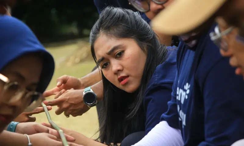 Peserta corporate mengikuti tantangan team building dalam acara outbound di Sentul