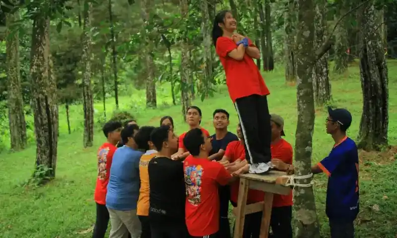 Peserta melakukan trust fall dengan dukungan tim dalam program outbound training dan development BoundEx Indonesia.