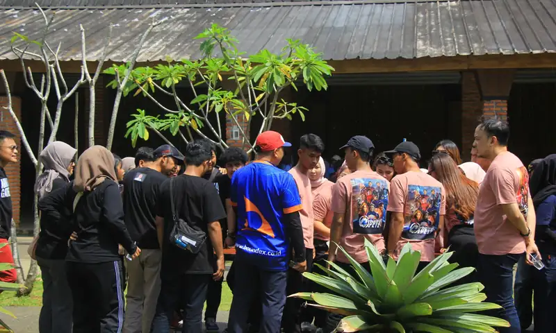 Tim BoundEx memberikan briefing kepada peserta sebelum aktivitas gathering Sentul berlangsung
