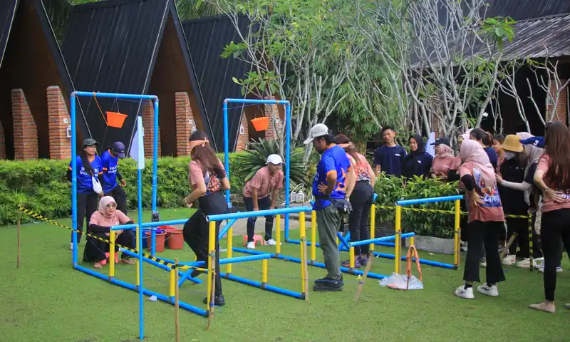 Peserta mengikuti obstacle game dalam kegiatan gathering Sentul dengan pendampingan tim BoundEx