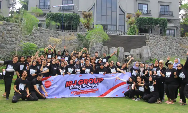 Rombongan karyawan mengikuti outing kantor di area outdoor Bogor bersama BoundEx