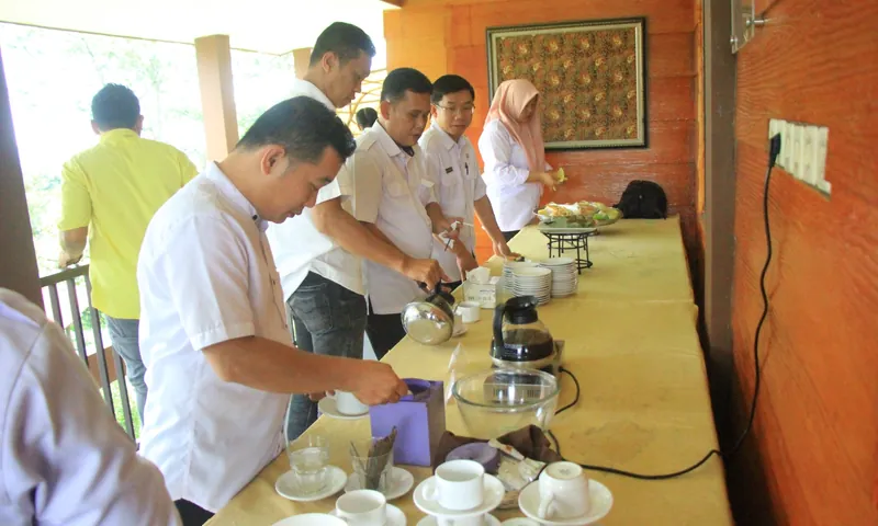 Peserta acara perusahaan mengambil coffee break saat meeting dan gathering berlangsung di Puncak.