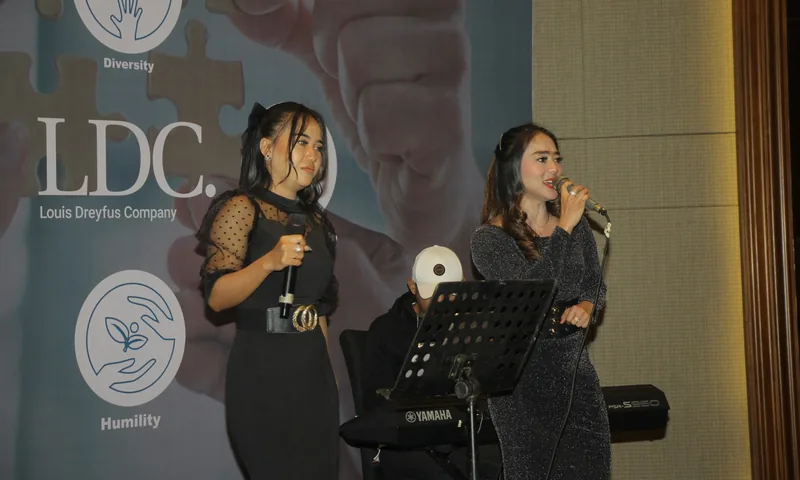 Dua pengisi acara bernyanyi di panggung indoor saat gathering.