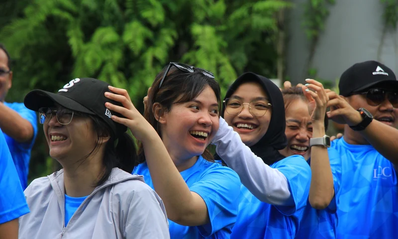 Peserta gathering mengikuti fun games air outdoor dengan suasana penuh tawa