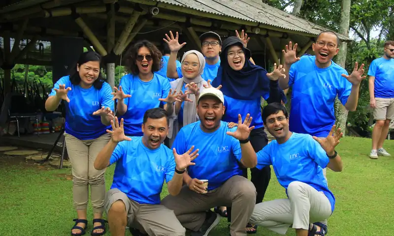 Peserta gathering perusahaan di Puncak Bogor berpose ceria bersama BoundEx dalam suasana outdoor team building.