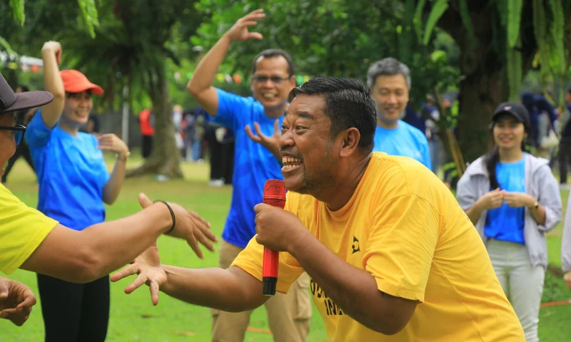 MC memandu fun games outdoor dalam paket gathering Puncak bersama peserta