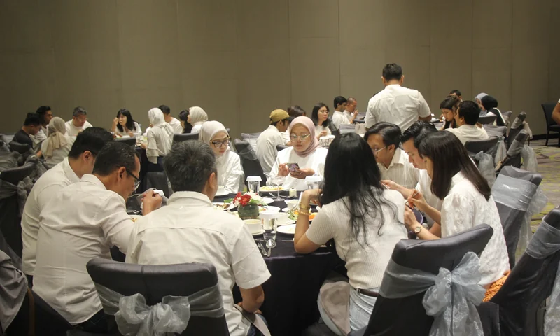 Peserta perusahaan mengikuti agenda makan bersama dalam rangkaian gathering 2D1N.