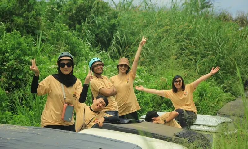 Peserta berpose di kendaraan offroad dalam paket gathering Puncak adventure