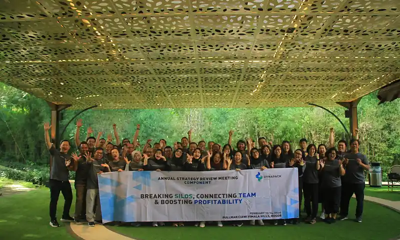 Dokumentasi peserta perusahaan dalam program outbound team building Puncak Bogor untuk kekompakan, komunikasi, dan leadership.