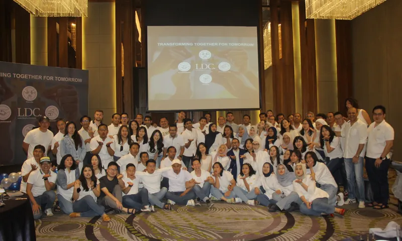 Peserta outing kantor berfoto bersama setelah gala dinner dan awarding perusahaan di Puncak