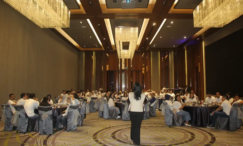 Peserta corporate mengikuti sesi meeting dalam rangkaian outing kantor plus meeting di Puncak
