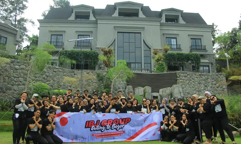 Peserta outing kantor 2D1N berfoto bersama di area penginapan Puncak Bogor sebagai pembuka acara perusahaan