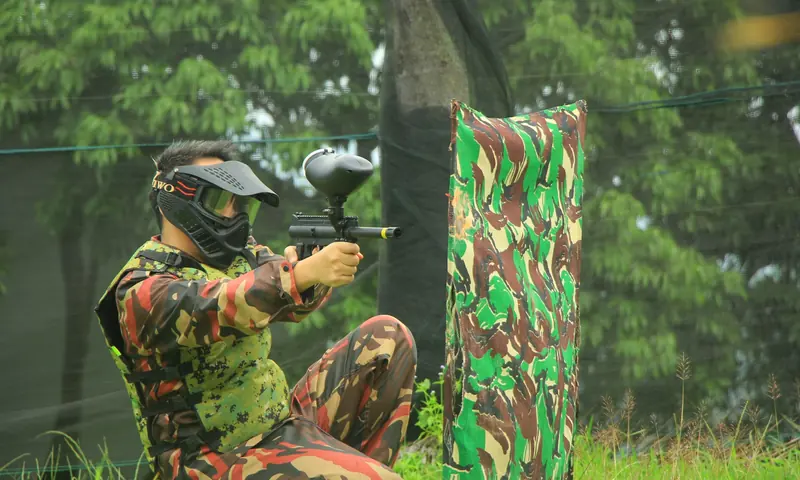 Peserta bermain paintball sebagai aktivitas adventure dalam paket gathering Puncak