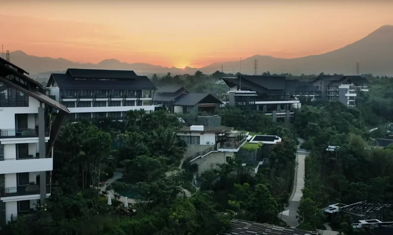 Panorama resort dan hotel di Puncak saat matahari terbenam sebagai ilustrasi venue gathering perusahaan.