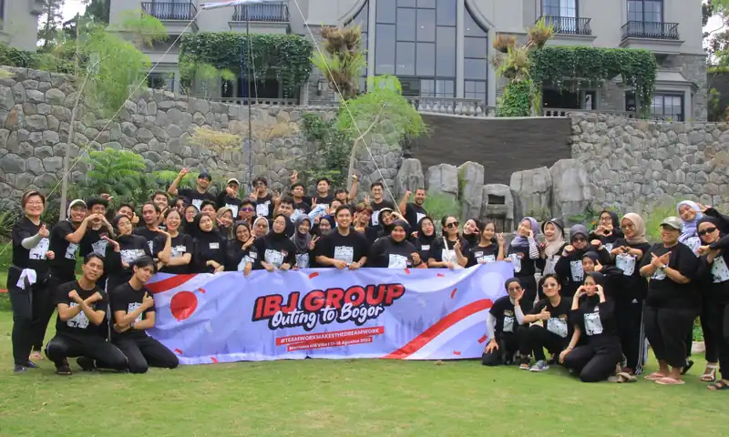 Peserta outing kantor berfoto bersama di area villa Puncak sebagai dokumentasi kegiatan gathering perusahaan.
