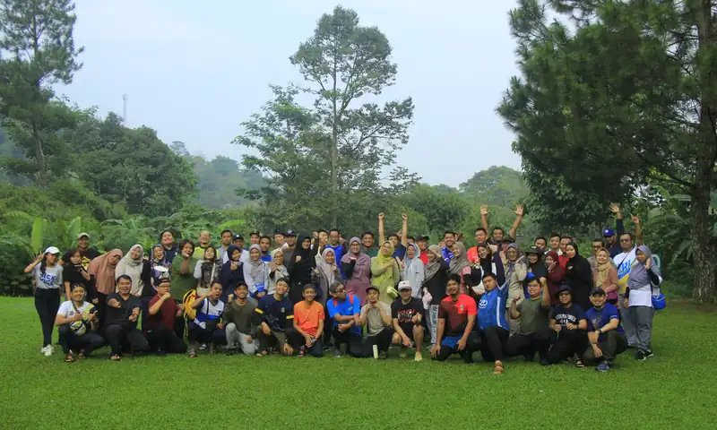 Tim perusahaan berfoto bersama setelah mengikuti outbound plus trekking di area hijau Puncak Bogor bersama BoundEx.