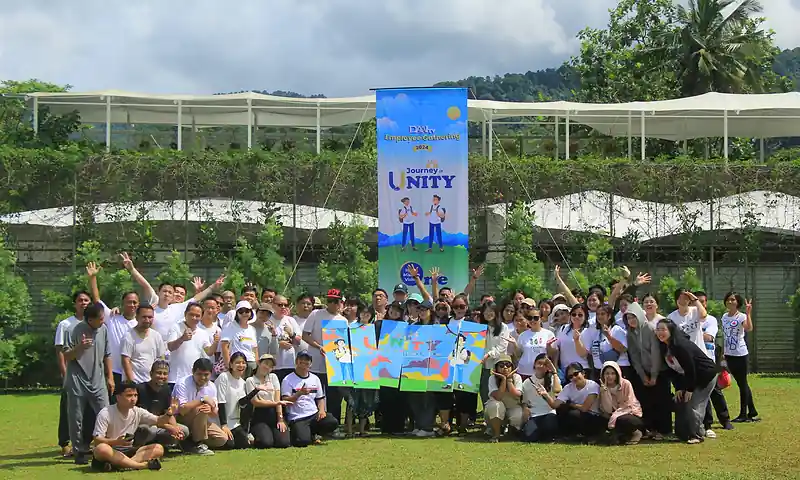 Peserta corporate mengikuti paket outbound Puncak 1 hari dengan fun games dan team building di area hijau