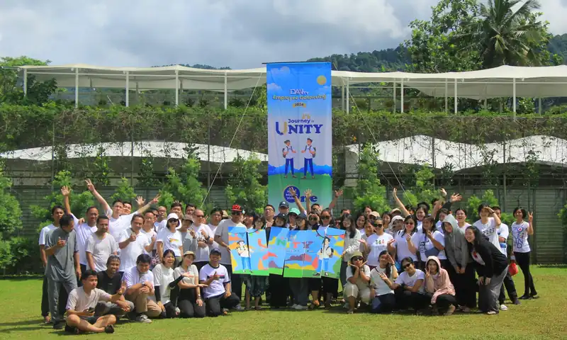 Peserta outbound perusahaan berfoto bersama di area hijau Puncak Bogor setelah kegiatan team building