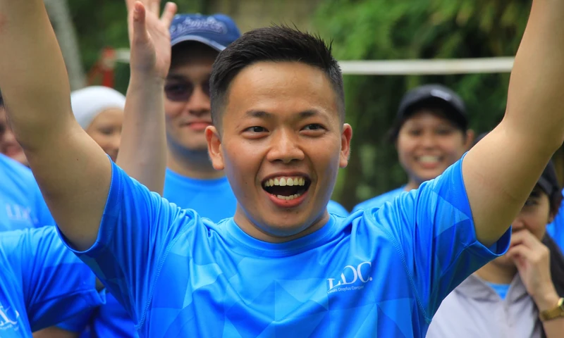 Peserta gathering Puncak mengangkat tangan setelah mengikuti fun games dalam acara 2D1N