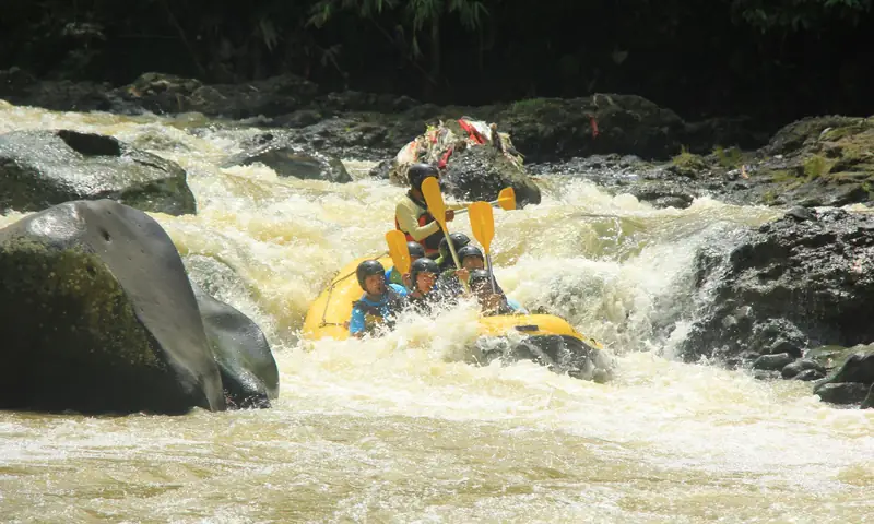 Peserta mengikuti rafting sebagai aktivitas adventure dalam paket gathering Puncak