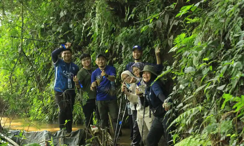 Peserta trekking di jalur alam sebagai aktivitas adventure dalam paket gathering Puncak